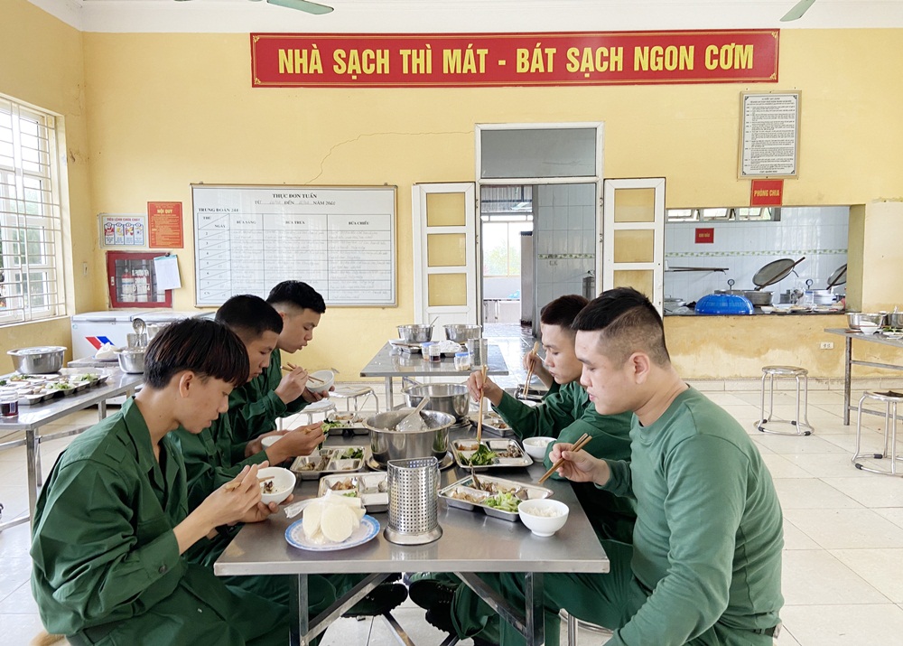 Chất lượng tiêu chuẩn bữa ăn cho bộ đội luôn được Trung đoàn 244 đảm bảo đầy đủ. 