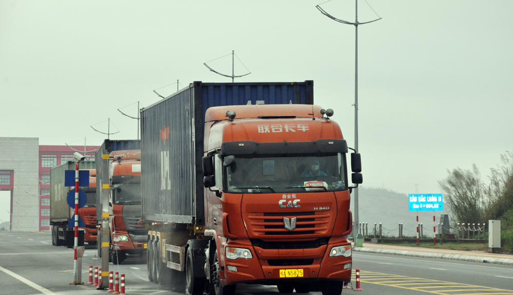  Container chở hàng linh kiện điện tử nhập khẩu qua cầu Bắc Luân 2 chiều ngày 14/2. Ảnh: Hữu Việt