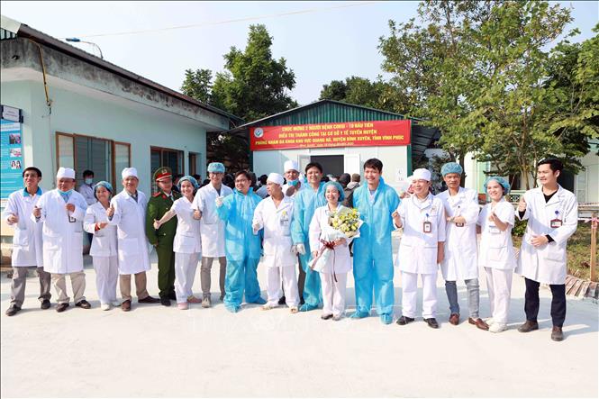 Niềm vui của y, bác sĩ của Phòng khám đa khoa khu vực Quang Hà (huyện Bình Xuyên) trong ngày 2 bệnh nhân mắc Covid-19 được xuất viện. Ảnh: Hoàng Hùng/TTXVN