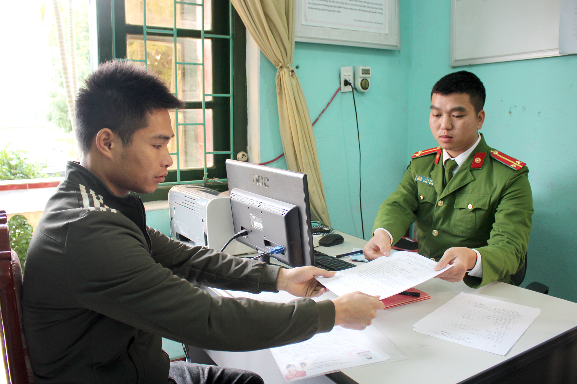 Xã Quảng Tân phối hợp với Công an huyện thực hiện điều chỉnh sổ hộ khẩu, căn cước công dân cho người dân xã Quảng Lợi cũ, ngày 17/2/2020.