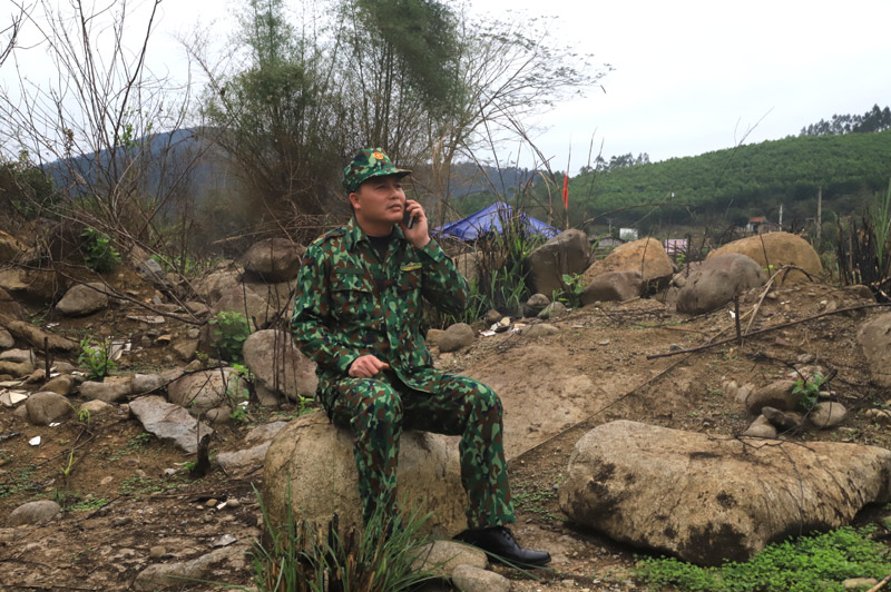 10: Thiếu tá Bùi Văn Tưởng, cán bộ Bộ đội Biên phòng tỉnh được tăng cường lên biên giới Bình Liêu chia sẻ: Gia đình anh em đơn vị, lãnh đạo các cấp đã tiếp thêm động lực để chúng tôi quyết tâm bám trụ ngăn chặn không để tình trạng xuất nhập cảnh trái phép qua biên giới xảy ra.