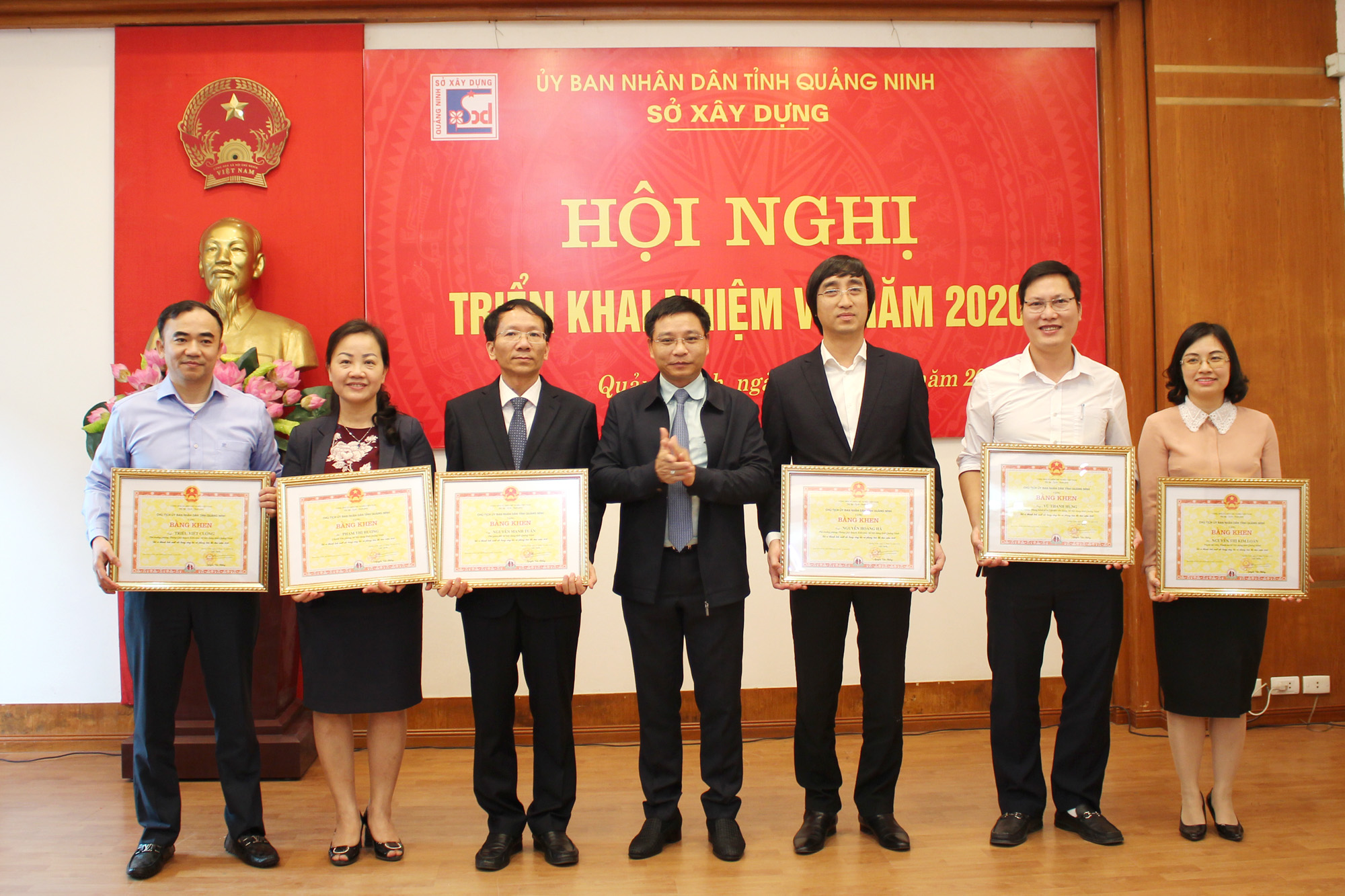 Các tập thể, cá nhân ngành Xây dựng được UBND tỉnh tặng Bằng khen vì có thành tích xuất sắc năm 2019, tháng 12/2010.