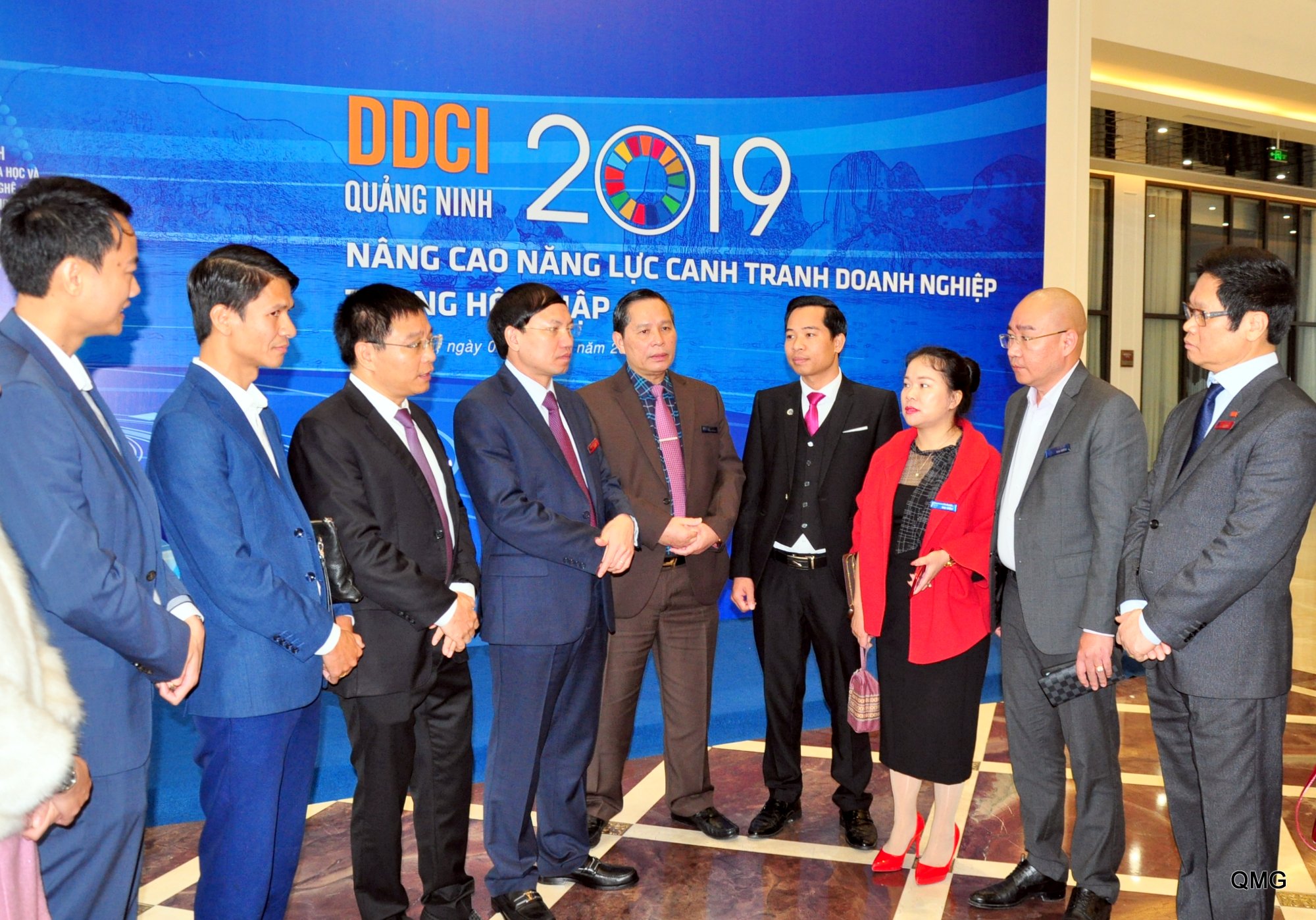Các đồng chí lãnh đạo tỉnh trò chuyện với đại diện các doanh nghiệp bên lề lễ công bố DDCI tỉnh Quảng Ninh năm 2019 vừa được tổ chức ngày 