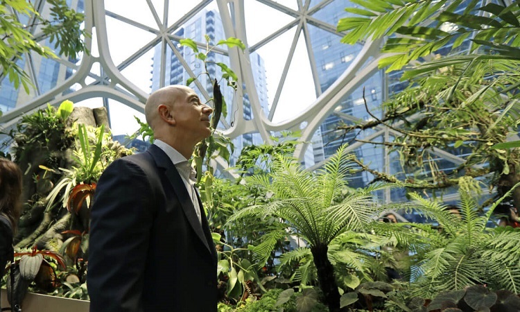 Bezos tại lễ khánh thành không gian làm việc Amazon Spheres ở Seattle hồi năm 2018. Ảnh: AP.