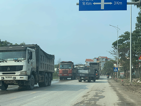 Rất nhiều xe có trọng tải lớn lưu thông quốc lộ 279 đoạn km 27 +200 (phường Hoành Bồ, TP Hạ Long) 