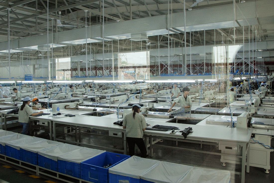 Công nhân làm việc tại Công ty TNHH May mặc Hoa Lợi Đạt (KCN Texhong Hải Hà).