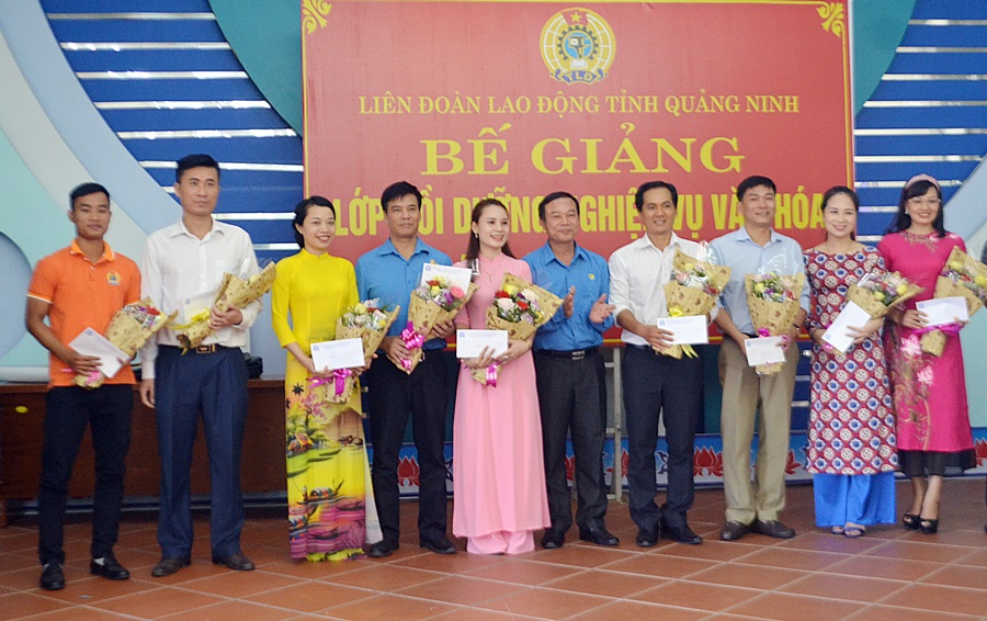 Lãnh đạo LĐLĐ tỉnh tặng hoa chúc mừng các bộ CĐCS hoàn thành chương trình tập huấn