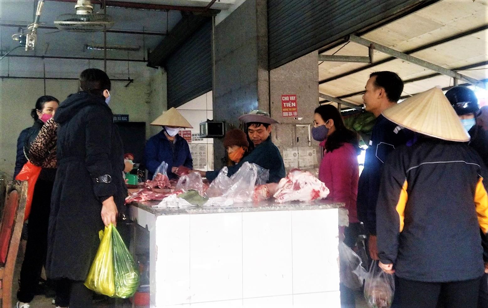 Quầy bán thực phẩm tươi sống tại chợ Hồng Hà (TP Hạ Long).