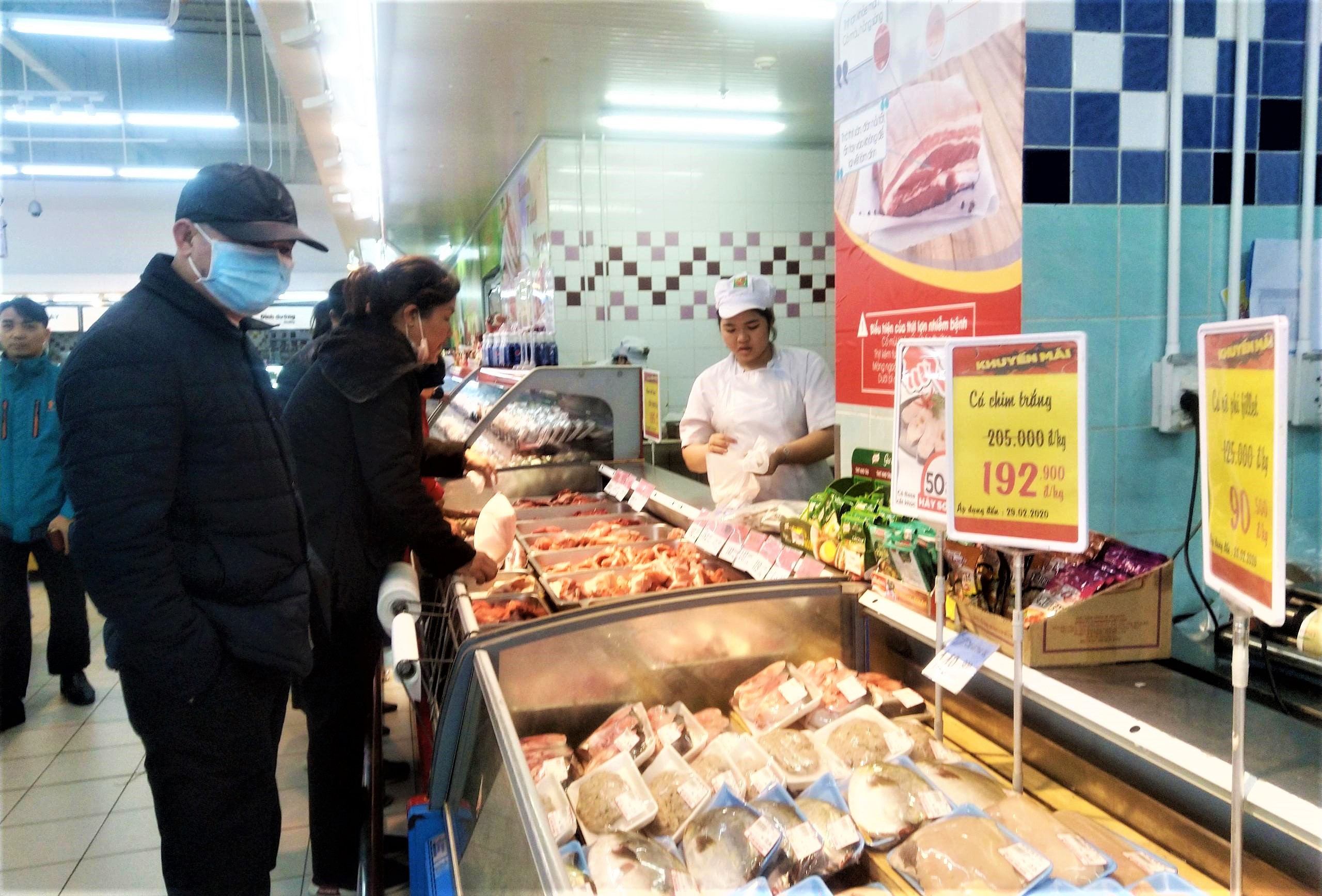 Người dân mua thực phẩm tươi sống tại siêu thị BigC Hạ Long.