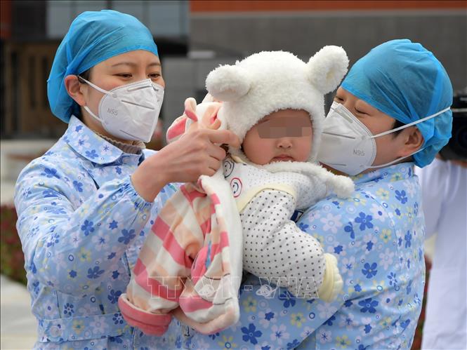 Em bé 7 tháng tuổi nhiễm COVID-19 được xuất viện sau 9 ngày điều trị tại bệnh viện ở tỉnh Giang Tô, Trung Quốc, ngày 19/2. Ảnh: THX/TTXVN