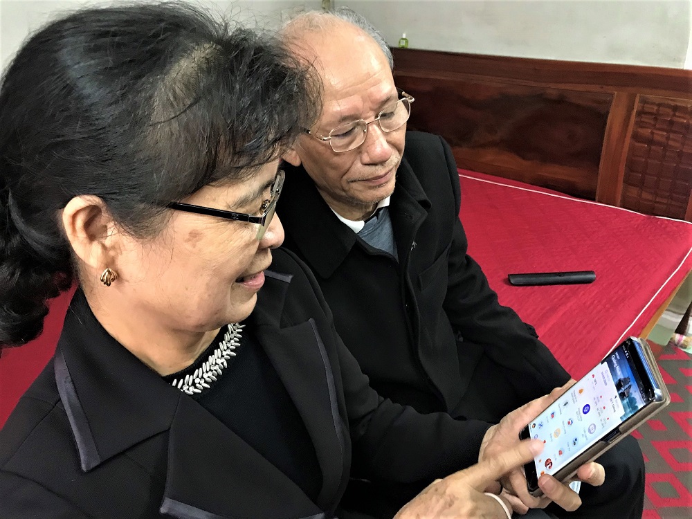 Gia đình bà Lê Thị Bằng, khu 4, phường Hà Lầm, TP Hạ Long đọc thông tin về dịch bệnh Covid-19 trên ứng dụng 