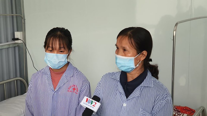 Hai mẹ con bệnh nhân nhiễm Covid-19 được điều trị khỏi tại Phòng khám Đa khoa khu vực Quang Hà. (Ảnh: Bộ Y tế)