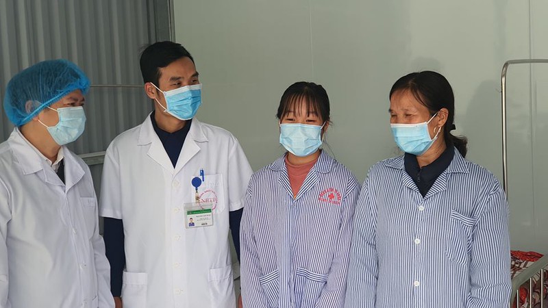 Hai mẹ con bệnh nhân nhiễm Covid-19 được điều trị khỏi tại Phòng khám Đa khoa khu vực Quang Hà.