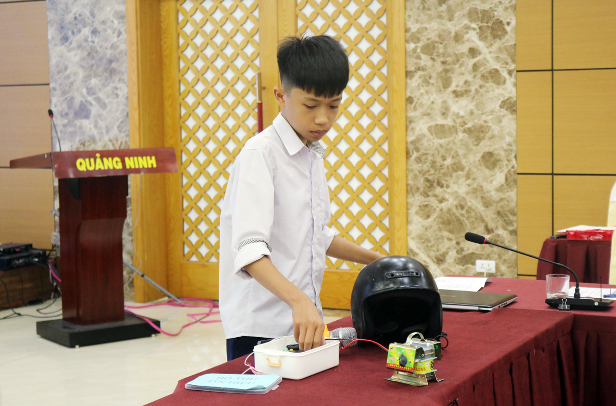 Em Vũ Hải Linh, lớp 8B, trường THCS Phong Cốc (TX Quảng Yên)