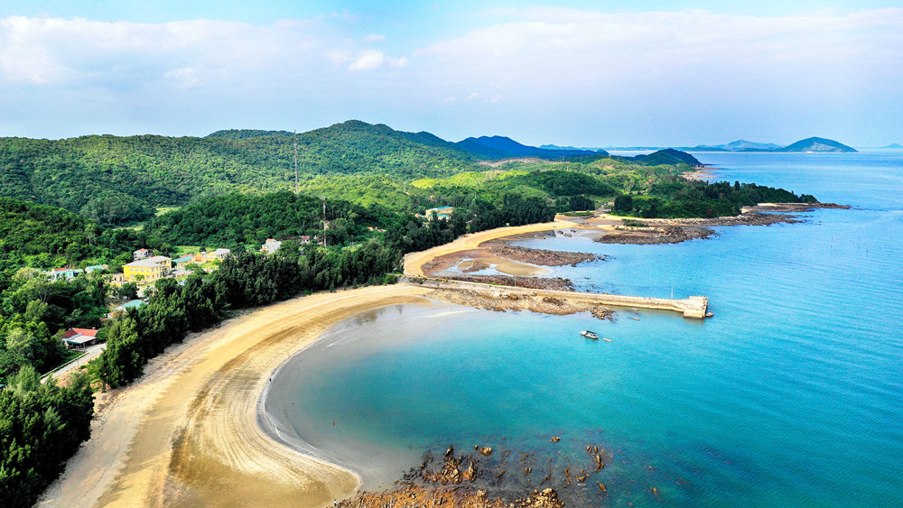 Huyện Hải Hà đẩy mạnh công tác thu hút đầu tư trong đó có các dự án phát triển du lịch, dịch vụ đối với đảo Cái Chiên.