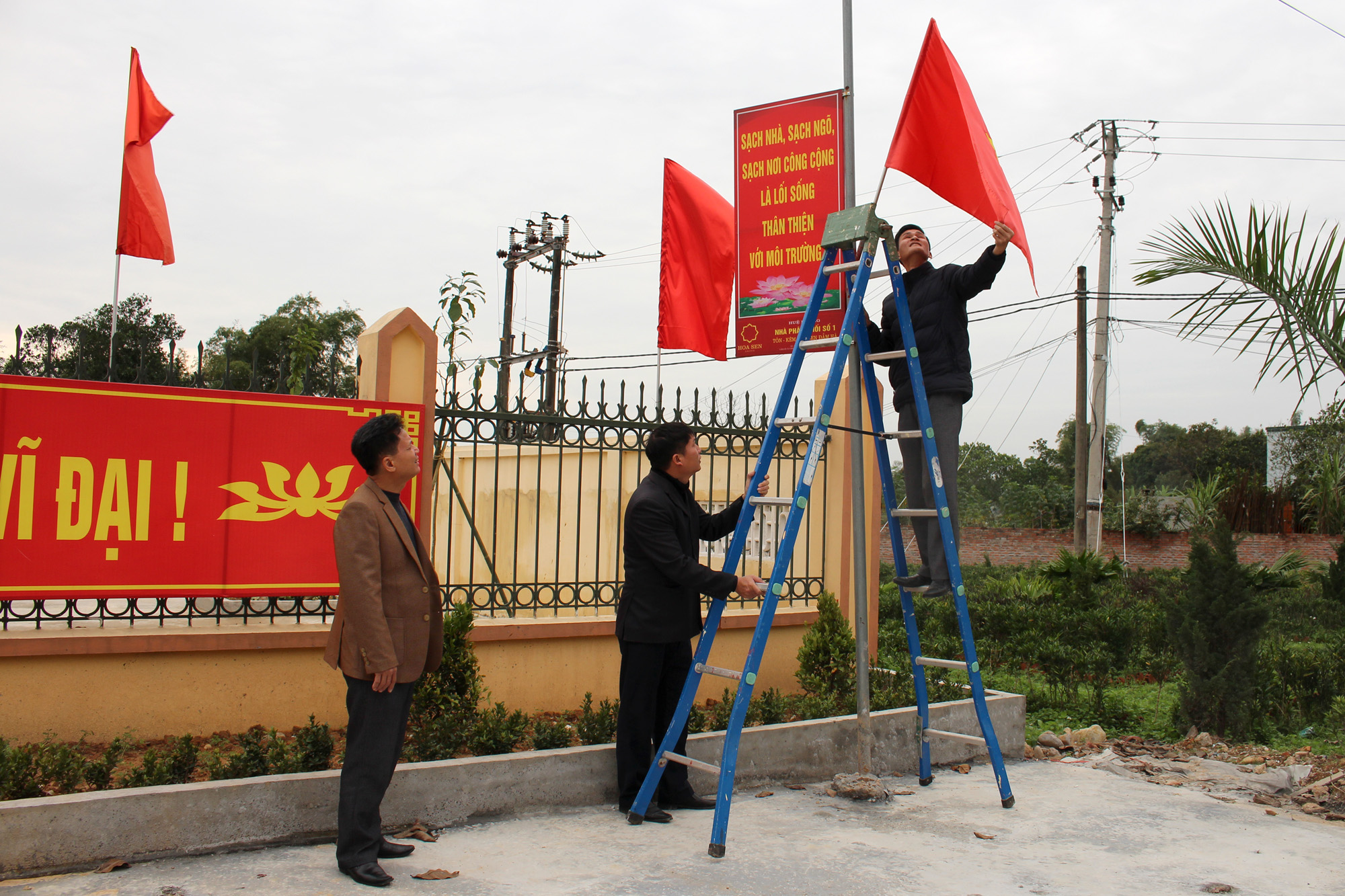 Công tác trang trí khánh tiết chuẩn cho Đại hội Đảng bộ xã Tân Bình đang được xã Tân Bình khẩn trương hoàn thiện.