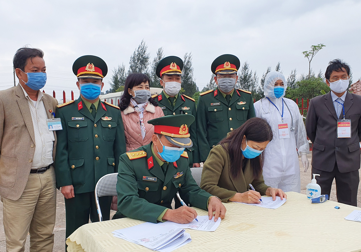 Đại diện Bộ CHQS tỉnh, TP Móng Cái ký kết biên bản bàn giao.