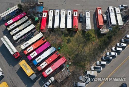 Các xe bus đỗ ở Daegu, cách thủ đô Seoul 300 km về phía đông nam ngày 20/2/2020. Ảnh: Yonhap
