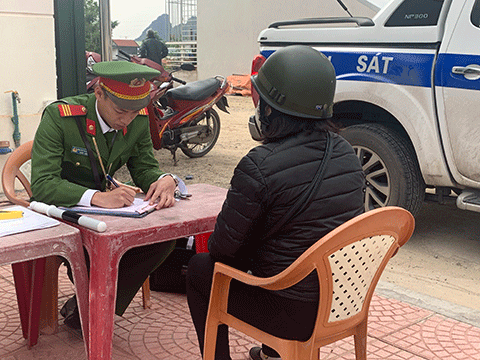 Công an huyện Vân Đồn lập biên bản xử lý người điều khiển xe mô tô vi phạm Luật giao thông 