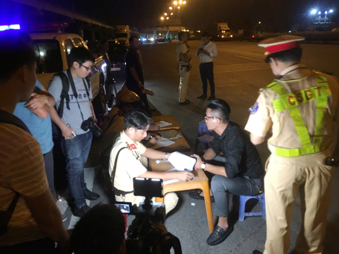 CSGT TP Hồ Chí Minh kiểm tra nồng độ cồn người tham gia giao thông.