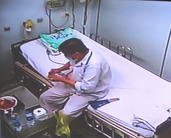 ình ảnh qua camera ghi lại bệnh nhân T.K.H điều trị tại Bệnh viện Bệnh Nhiệt đới TP đã có thể tự sinh hoạt bình thường. (Ảnh: Báo Tiêu Dùng)