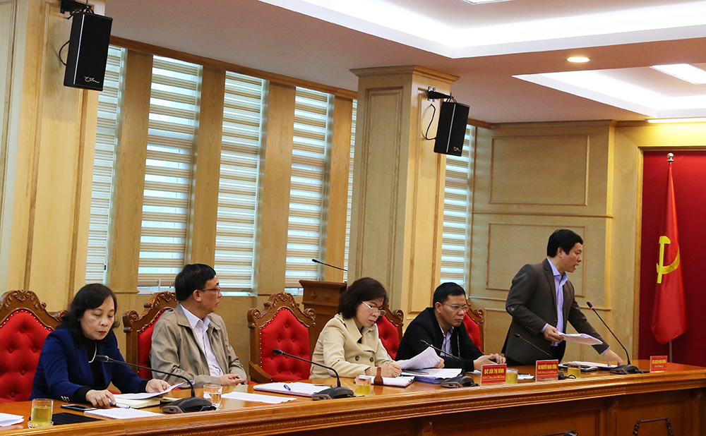 Lãnh đạo Thành ủy Cẩm Phả báo cáo tiến độ triển khai nhiệm vụ năm 2020 tại buổi làm việc giữa đồng chí Phó Bí thư Thành ủy Cẩm Phả với Ban Thường vụ Đảng ủy Thành phố Cẩm Phả.