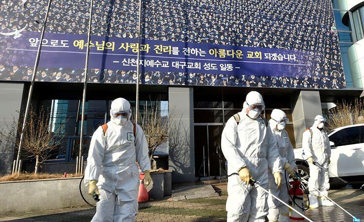 Các nhân viên y tế khử trùng tại thành phố Daegu, Hàn Quốc ngày 19/2. (Ảnh: Reuters)