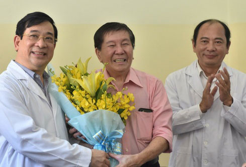Bệnh nhân Việt kiều Mỹ T.H.K (73 tuổi, đứng giữa) xuất viện ở Bệnh viện Bệnh nhiệt đới.