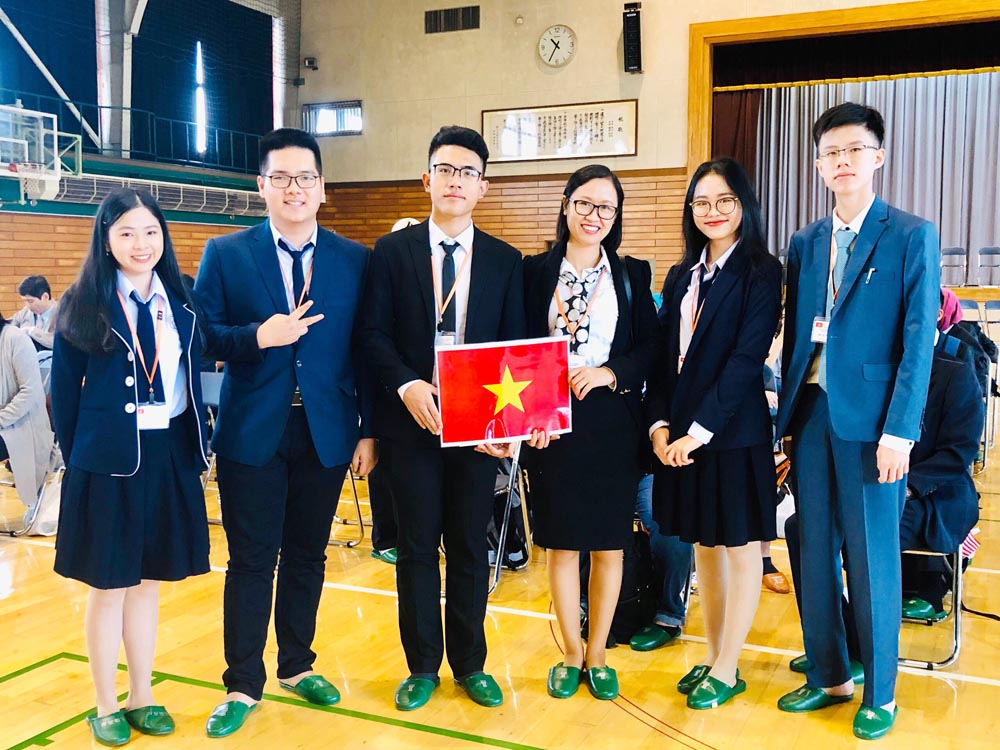 Cô giáo Trần Thị Thu Hà dẫn đoàn học sinh giỏi của Quảng Ninh sang dự hội nghị về sóng thần tại Nhật Bản.