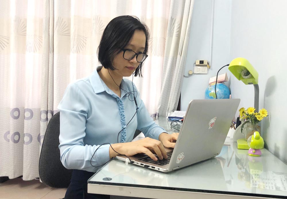 Cô giáo Trần Thị Thu Hà dạy học trực tuyến cho học sinh tại nhà.
