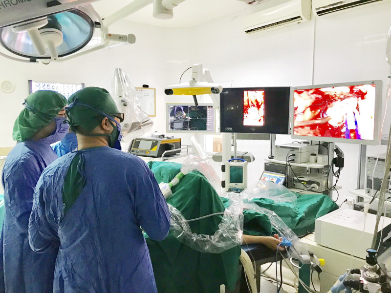Vi phẫu 3D kết hợp thuốc huỳnh quang trong phẫu thuật u não tại Bệnh viện Bãi Cháy.