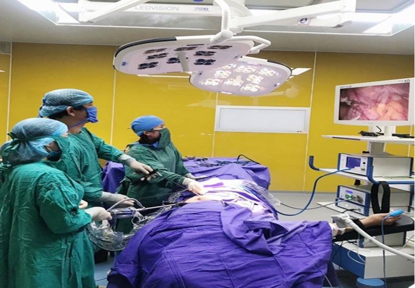 Các bác sỹ Trung tâm y tế huyện Đầm Hà thực hiện phẫu thuật nội soi cắt tuột thừa,