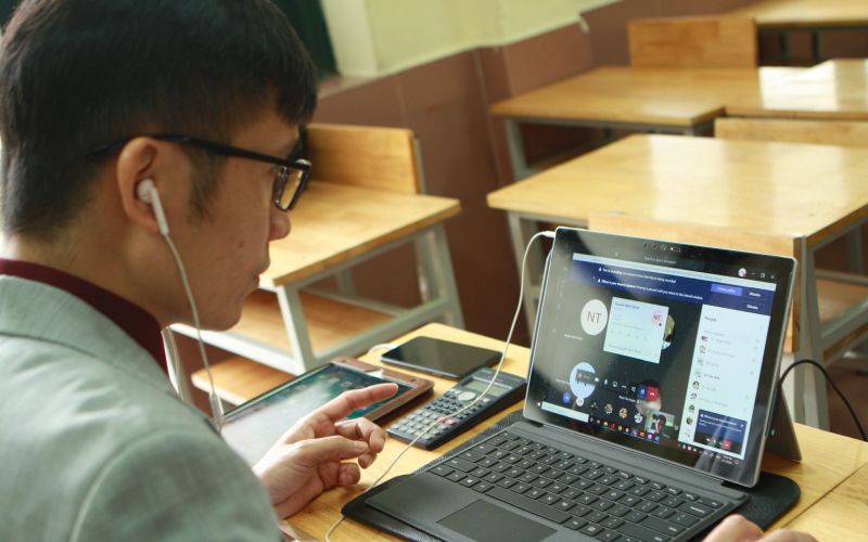 Giáo viên trường THCS&THPT Nguyễn Tất Thành (Hà Nội) dạy học trực tuyến cho học trong thời gian trường tạm nghỉ phòng dịch Covid-19- Ảnh: Vĩnh Hà