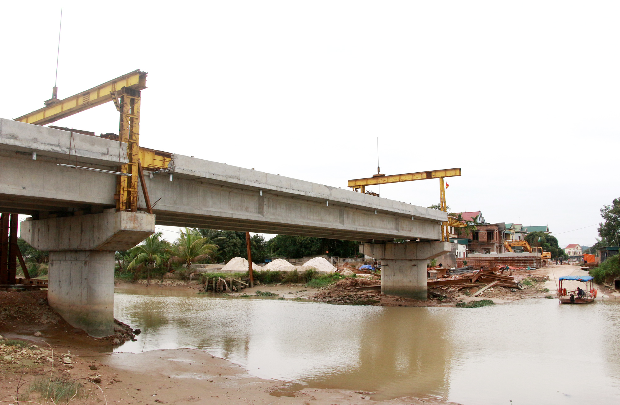 Dự án cầu nối xã Nguyễn Huệ (Đông Triều) sang xã Văn Đức (Chí Linh, Hải Dương) đang được đẩy nhanh tiến độ thi công.
