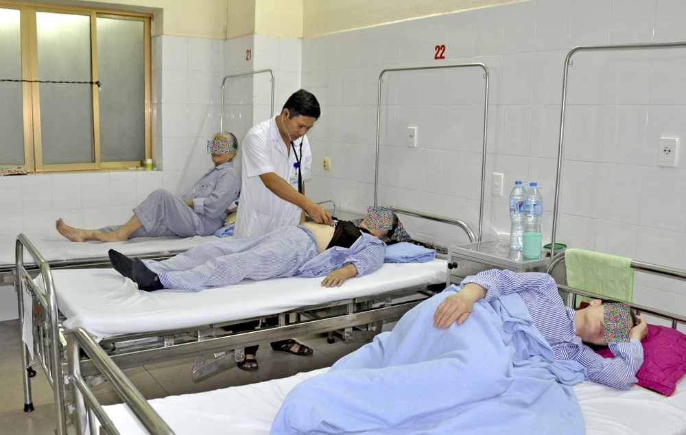 Điều trị cho bệnh nhân tại Khoa Nội tổng hợp, Bệnh viện Đa khoa tỉnh.