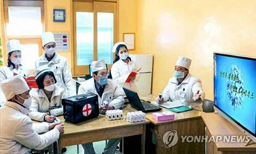 Các quan chức y tế Triều Tiên tổ chức cuộc họp về Covid-19 ngày 23/2. (Ảnh: Yonhap)