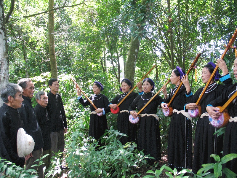 Then singing is favored by locals in Binh Lieu district