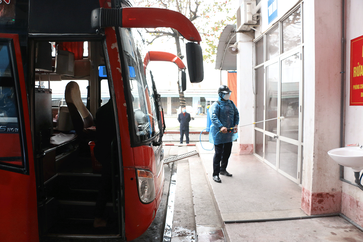 Nhân viên Bến xe khách Móng Cái (TP Móng Cái) phun thuốc khử trùng khu vực bến xe 