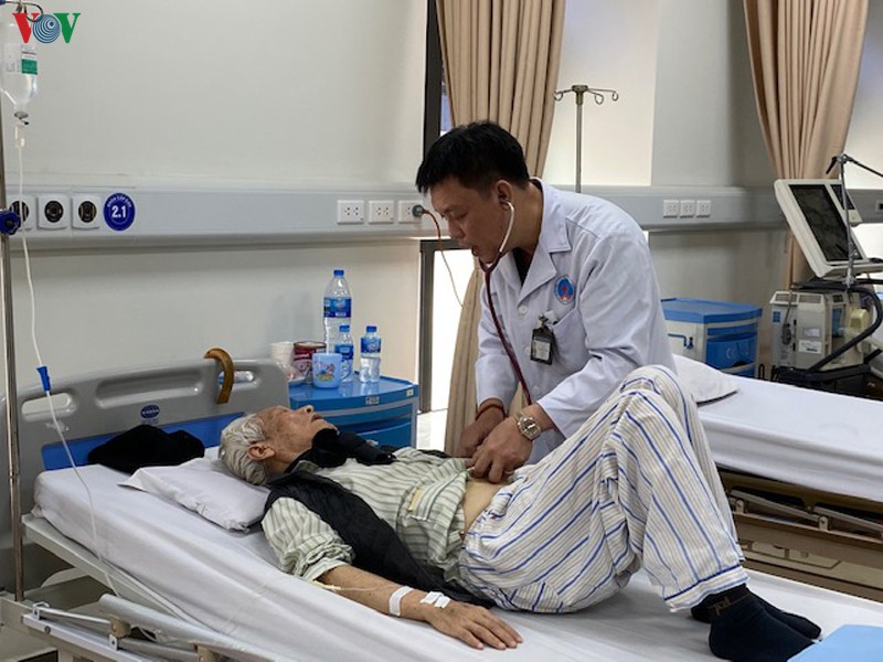 BS Nguyễn Đặng Khiêm, Trưởng khoa Cấp cứu, Bệnh viện Hữu nghị cho biết, người già trên 65 tuổi và trẻ nhỏ dưới 2 tuổi rất dễ mắc hoặc tái phát bệnh viêm phổi.