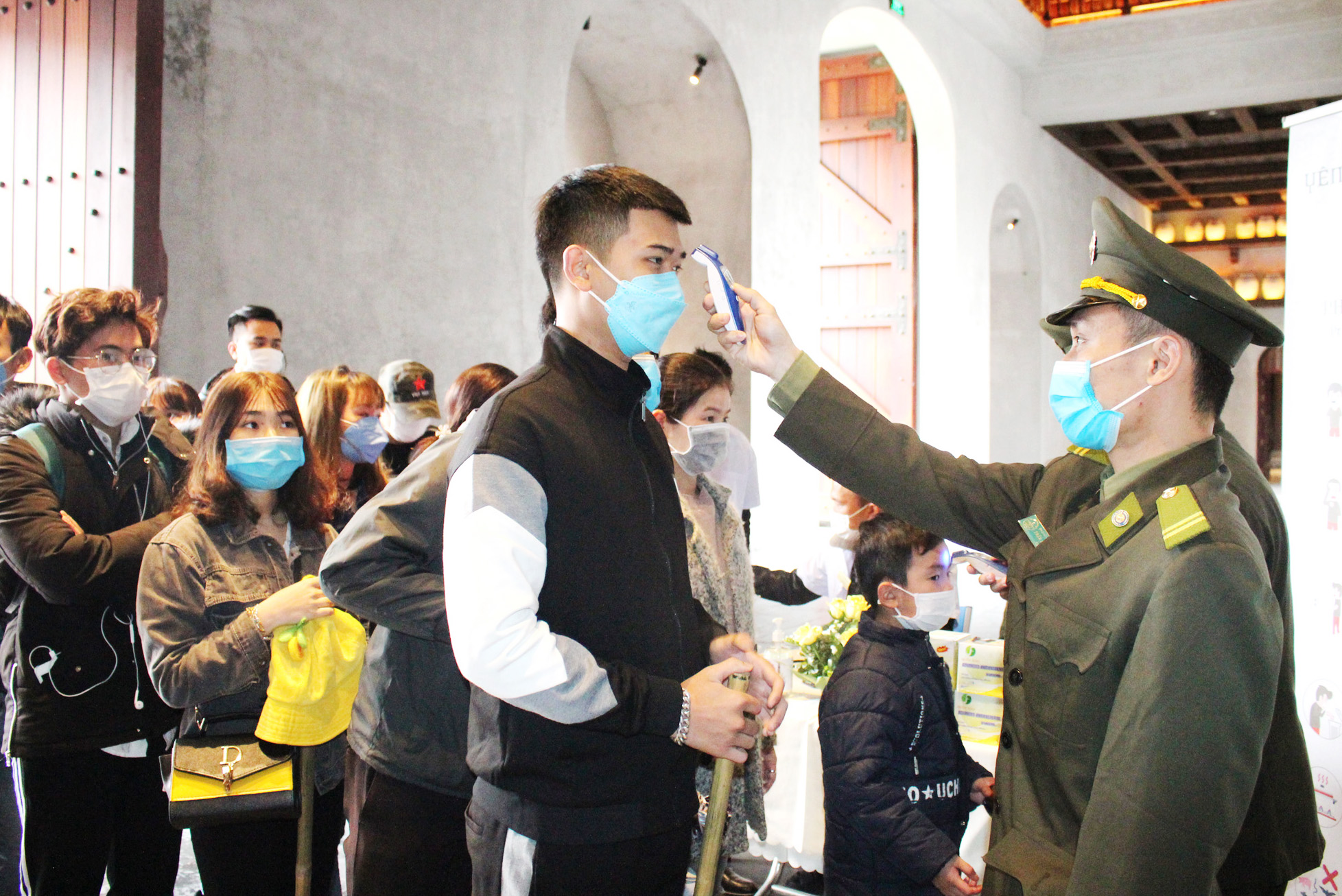 Ban Quản lý Khu di tích danh thắng Yên Tử đo thân nhiệt cho các du khách đến Yên Tử. (Ảnh: Thu Chung)