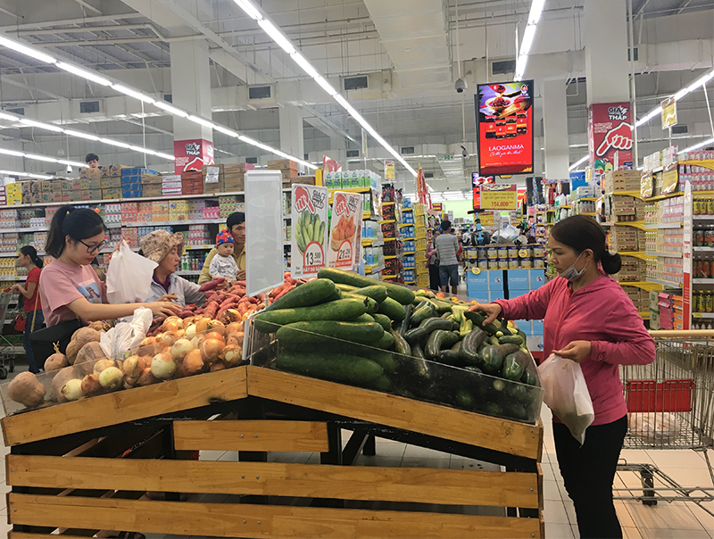 Thực phẩm trong siêu thị được kiểm soát chặt chẽ về ATTP nên tạo được sự tin cậy với người dân (Trong ảnh: Người dân mua sắm tại siêu thị BigC Hạ Long)