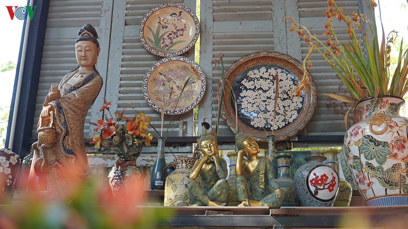  Các sản phẩm gốm của làng gốm Lái Thiêu được trưng bày.
