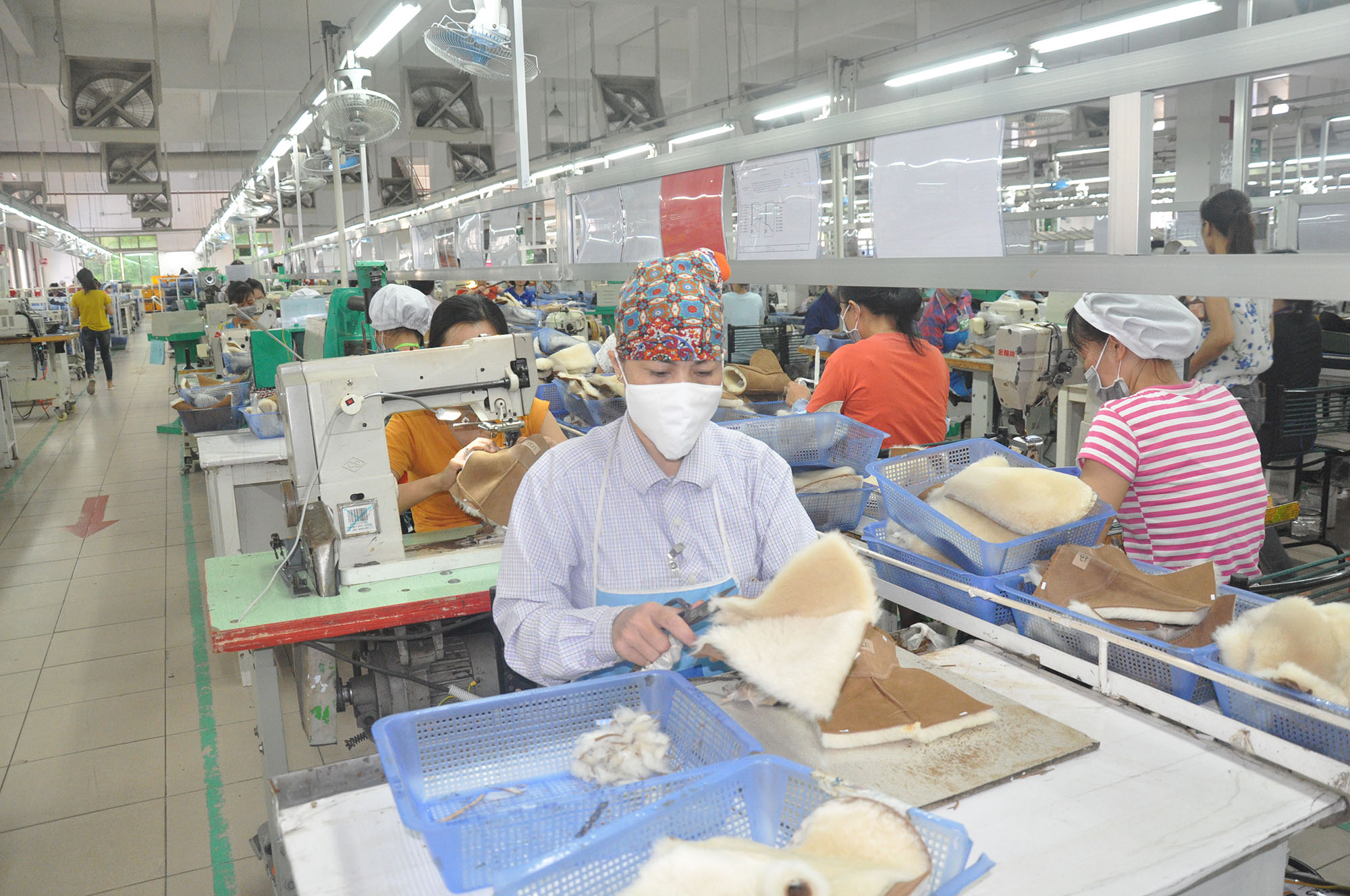 Công tác tuyên truyền sẽ giúp người lao động nâng cao kiến thức để tự bảo vệ mình (Trong ảnh: Sản xuất giầy da tại Công ty TNHH Sao vàng chi nhánh Uông Bí).
