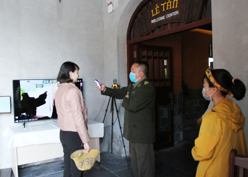 Tất cả du khách đến Yên Tử đều được kiểm tra thân nhiệt.