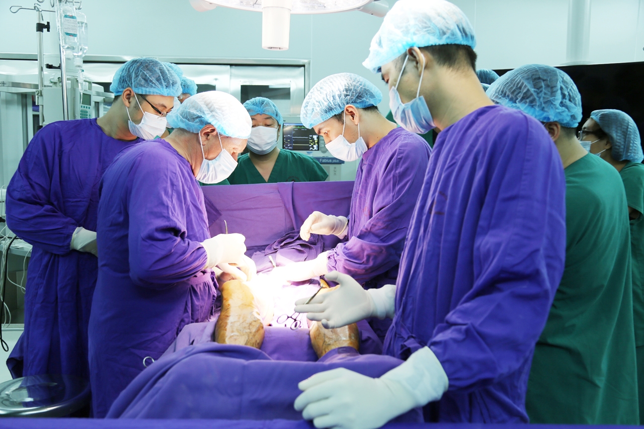  các bác sĩ Bệnh viện Đa khoa tỉnh thực hiện phẫu thuật lấy bỏ toàn bộ tĩnh mạch nông chi dưới 