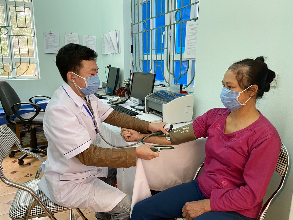 Bà Vũ Thị Thuận, 61 tuổi ở thôn Yên Định, xã Đầm Hà, định kỳ hằng tháng đến Trạm y tế xã để kiểm tra và lấy thuốc điều trị bệnh tăng huyết áp v