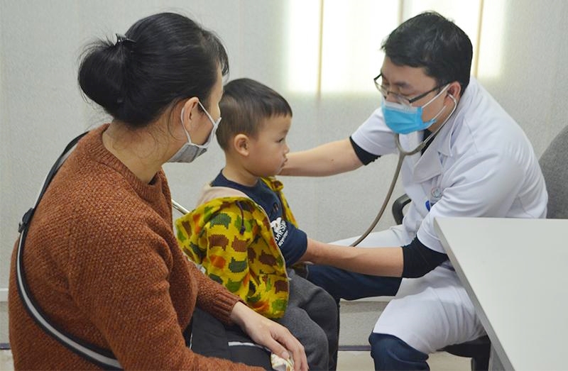 Bác sĩ Dương Văn Linh khám, chẩn đoán bệnh cho bệnh nhi