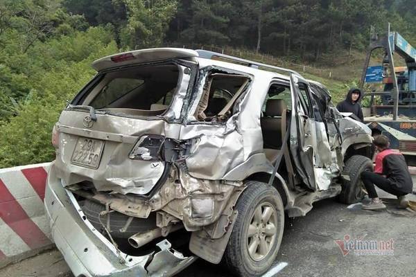 Ô tô nát vụn sau vụ tai nạn.