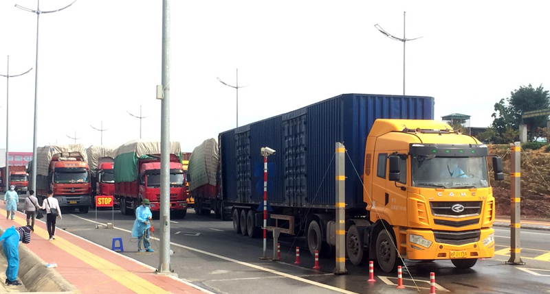 Sáng ngày 24/2 đã có hàng chục container nhập khẩu hàng hóa qua cầu Bắc Luân 2.
