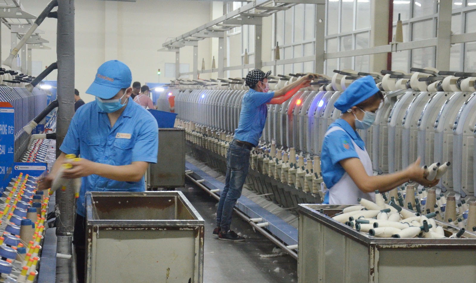Quảng Ninh tạo điều kiện thuận lợi nhất để các doanh nghiệp hoạt động. Trong ảnh: Các hoạt động sản xuất của Công ty TNHH khoa học kỹ thuật Texhong Ngân Long vẫn được duy trì ổn định.